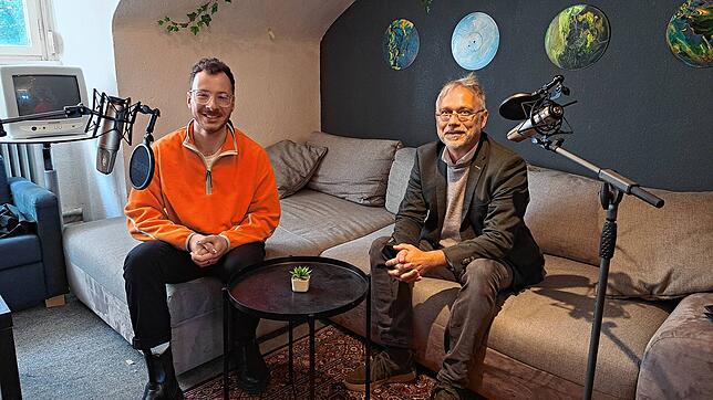 Matthias Eckmann (links) und Werner Nuber (beide SPD) sitzen im Studio der Zeppelin-Universität in Friedrichshafen, wo sie ihren Podcast ...
