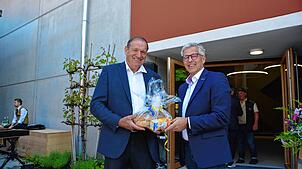 Bürgermeister Robert Scherer (rechts) überreicht dem Vorstandvorsitzenden des Winzervereins, Georg Dreher, ein traditionelles Geschenk ...