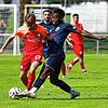Der TSV Singen (Rayan Nelson Mawamba Menougong, rechts) verlor mit 0:8 gegen den FC Nöttingen (Jannis Rabold).