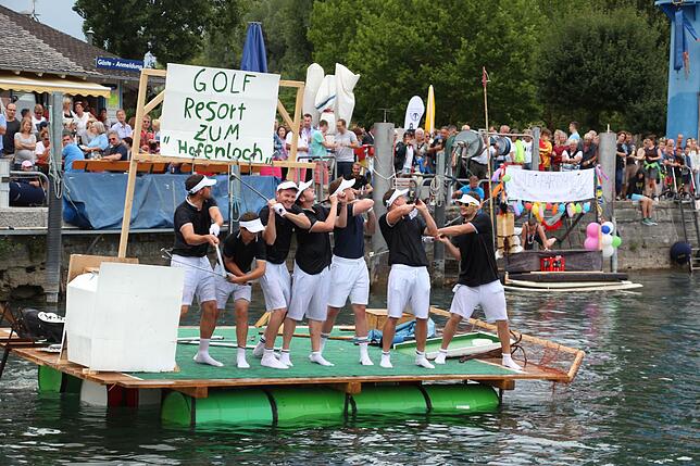 Die Funkenbuben aus Unteruhldingen mit Kapitän Marco Knoblauch und ihr Motto: Golf resort zum Hafenloch