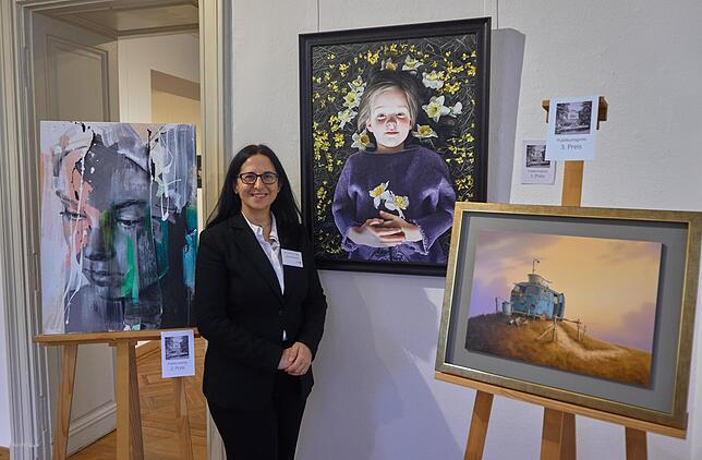 Ausgezeichnet: Kuratorin Elena Romanzin mit den Publikumslieblingen des diesjährigen Grand Salons: Pier Toffoletti mit „Face ...