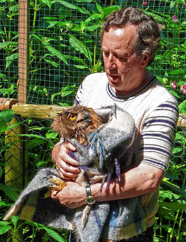 Schon im Jahr 2012 pflegte Eberhard Wirth den damals erkrankten Uhu-Vater nach tierärztlicher Behandlung wieder gesund.
