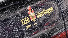 Auf der regennassen Dienstkarosse des Überlinger Oberbürgermeisters prangt dieser Aufkleber &bdquo;1250 Jahre Überlingen&ldquo;. Die ...