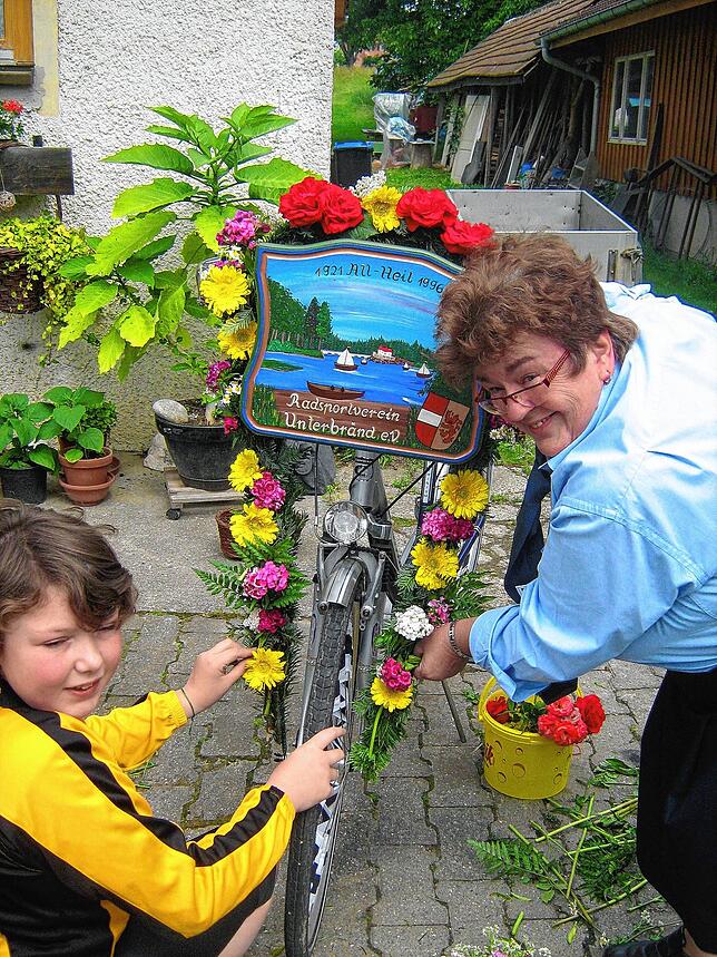 Vor dem Korso wurden dei Räder liebevoll geschmückt. Hier Dunja Demattio und Sabine Knöpfle in Bittelbrunn 2009.