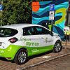 Unser Testfahrzeug, ein vollelektrischer Renault Zoe auf seinem Parkplatz an der Ladestation beim Brigachtaler Rathaus.