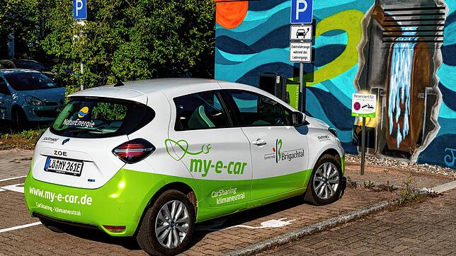 Unser Testfahrzeug, ein vollelektrischer Renault Zoe auf seinem Parkplatz an der Ladestation beim Brigachtaler Rathaus.