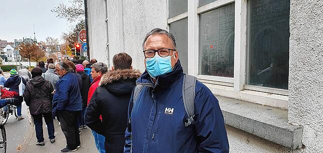 Bild 8: Die Schlange zog sich durch die halbe Altstadt: Knapp 600 Corona-Impfungen in Konstanz. Weitere Aktionen geplant