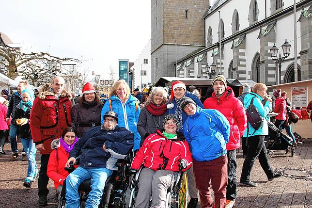 Doris Kaipf mit ihren Besuchern des Querklecks auf dem Weihnachtsmarkt im Jahr 2017: Hintere Reihe, von links: Markus Stadler, Jasmin, ...
