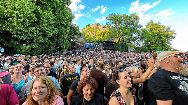 Traumhaftes Wetter, tolle Kulisse: Das erste Konzert des Hohentwiel-Festivals mit knapp 2000 Besuchern legte einen Traumstart nach der ...