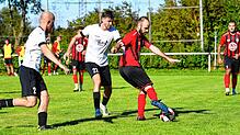 Die Marbacher Rene Riegger (links) und Tim Aschenbrenner sowie Yannik Thurau (rechts, Bonndorf) kämpfen um den Ball.