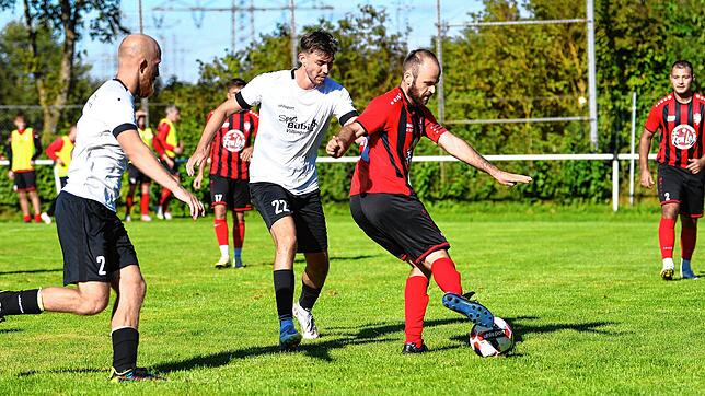 Die Marbacher Rene Riegger (links) und Tim Aschenbrenner sowie Yannik Thurau (rechts, Bonndorf) kämpfen um den Ball.