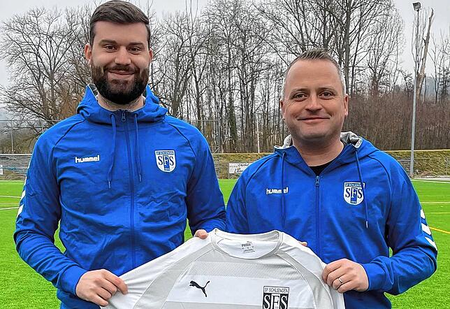 Neu im Trainerstab: Vorsitzender Gerrit Höveler freut sich, dass Kevin Zeller (links) den SF Schliengen künftig als Co-Trainer zur ...