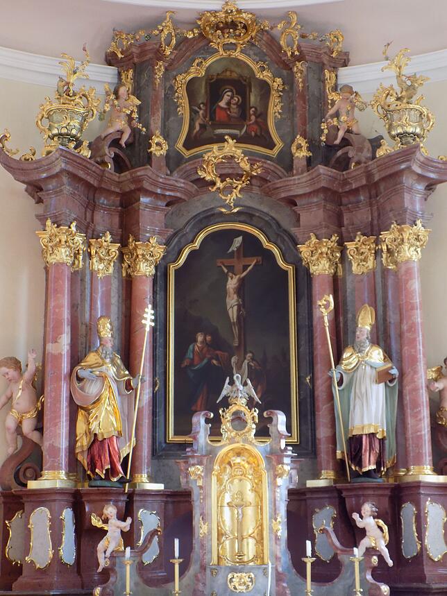 Die Statuen der beiden Namensgeber der Pfarrkirche am Hochaltar. Links St. Marzellus und rechts St. Leodegar.