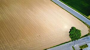 Der Teil des zu erschließenden Gewerbegebiets „Schaffhauser Breite“ in Jestetten (eine Drohnen-Aufnahme). Foto: Rotraud Opfermann