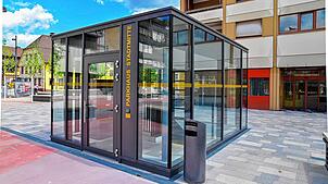 Der Glaskubus auf dem Marktplatz mit dem Bezahlautomat für die Tiefgarage wird im Sommer zum Hitzewürfel. Foto: Sprich