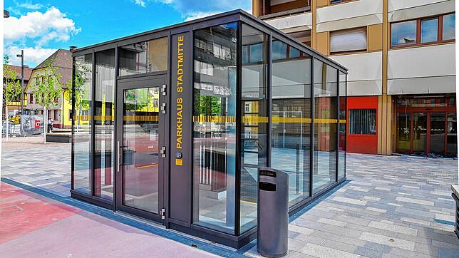 Der Glaskubus auf dem Marktplatz mit dem Bezahlautomat für die Tiefgarage wird im Sommer zum Hitzewürfel. Foto: Sprich