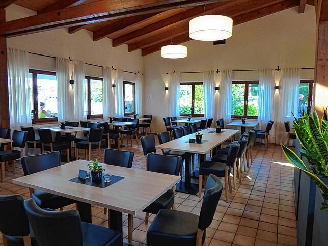 So sieht der renovierte Gastraum aus. Auf der Terrasse und im kleinen Biergarten gibt es zusätzlich Plätze.