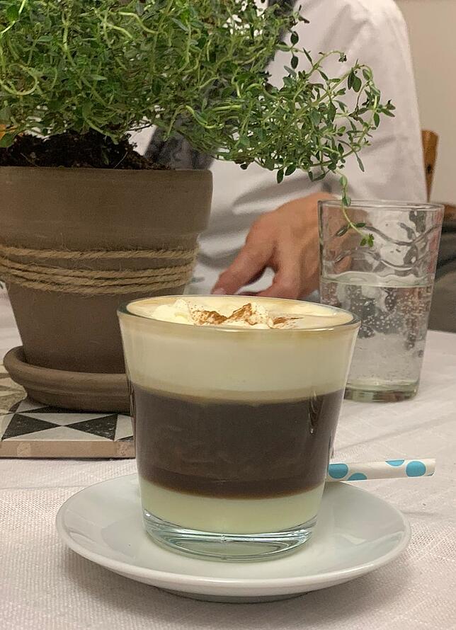 Als Nachtisch servierte Denny Stolz die kanarische Kaffespezialität Barraquito. Diese besteht aus mehreren Schichten im Glas aus ...