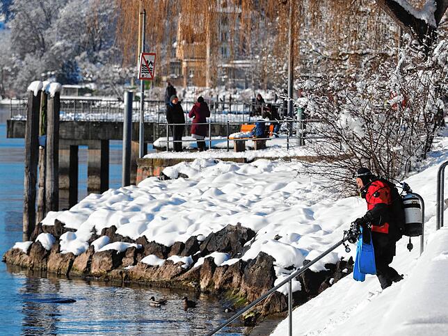 Was ficht es einen Taucher an, was an Schnee am Ufer liegt? Gesehen am Minigolf vor dem Mantelhafen, einem beliebten Revier für Taucher.