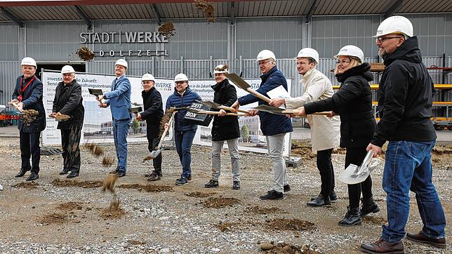 Spatenstich zum neuen Service- und Verwaltungszentrum der Stadtwerke Radolfzell (v.l.): Jens Heinert (Sparkasse Hegau-Bodensee), ...