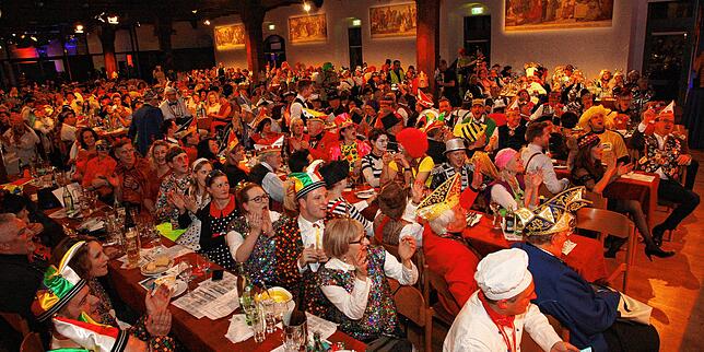 Die Zuschauer im Oberen Konzilsaal machten bei der „Fasnacht aus dem Konzil“ 2020 gut mit und zwar nicht nur, weil der SWR ...