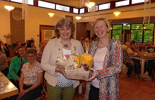 Doris Härle, Vizepräsidentin des Landfrauenverbands Württemberg-Hohenzollern, überreicht Landrätin Bürkle ein Geschenkkörble.