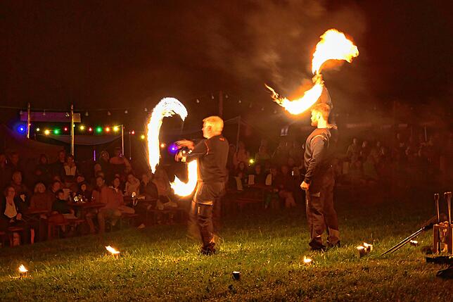 Bild 13: Röthenlochfest: Faszinierende Leuchtfiguren und gute Stimmung