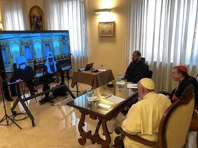 3. Mai 2022: Nach einem Telefongespräch mit dem russisch-orthodoxen Patriarchen Kyrill I. kritisiert Franziskus dessen Haltung zum Krieg ...