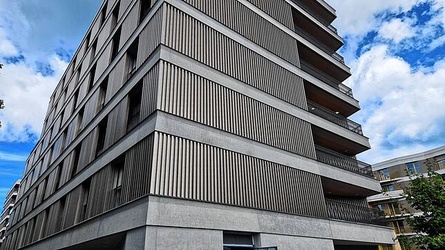 Die Fassade ist aus Holz, auf dem Dach werden Photovoltaikmodule montiert, geheizt wird mit Wärmepumpen.