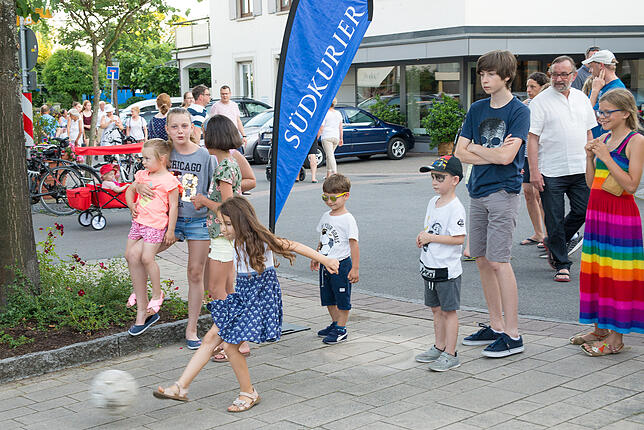 Lina (7 Jahre) bewies auch in Sandalen einen guten Schuss beim SÜDKURIER Sportradar.