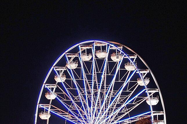 Das Riesenrad bei Nacht war ein Blickfang auf dem Vergnügungspark des Tengener Schätzele-Marktes.