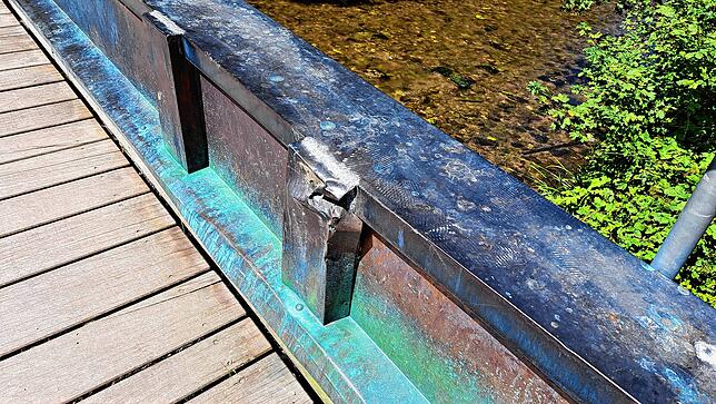 Ein Teil der Schäden an der Brücke. Der Schadenverursacher ist der Stadt unbekannt.