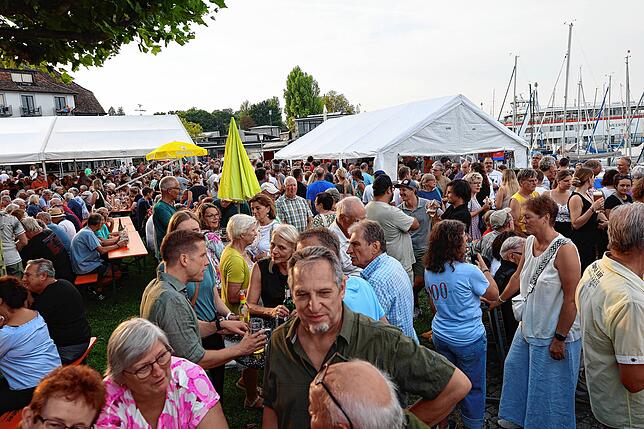 Bild 16: Zahlreiche Besucher lockt das Staader Hafenfest 2025 ans Bodenseeufer