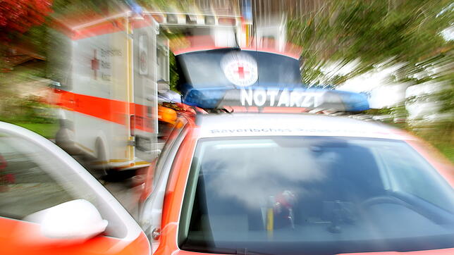 Ein Notarztwagen im Einsatz. (Symbolbild) Auf der B314 bei Wutöschingen hat sich ein Unbekannter ein Rennen mit einem Notarztwagen im ...
