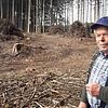 Herbert Denz in dem, was die Borkenkäfer von seinem Wald übrigließen.