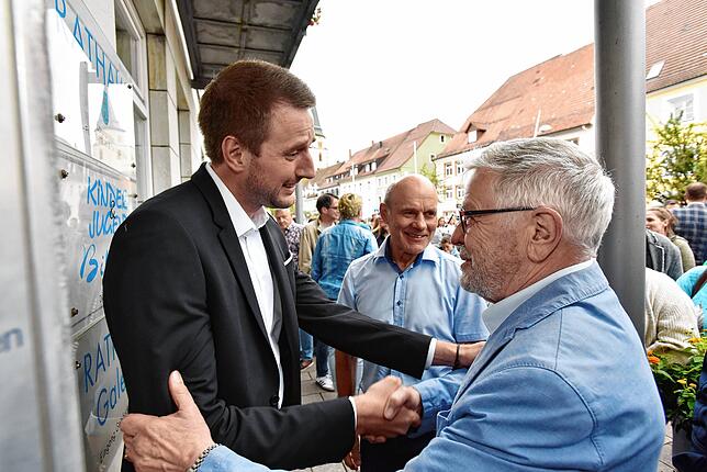 Glückwünsche vom Ehrenbürger: Patrick Haas mit dem langjährigen Bürgermeister Anton Knapp, der bis 2016 im Amt war.