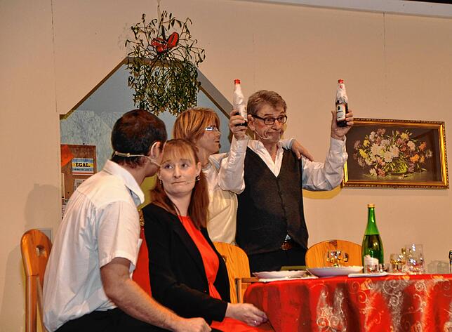 Mit ihrem Weihnachtstheater 2019 hatte die Theatergruppe die Lacher auf ihrer Seite. Von links: Sascha Kalt, Michaela Wolff, Isolde ...