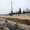 Eine Baumaschine mit Bohraufsatz treibt vor Hegne Schläuche in das Baufeld für den Tunnel Hegne.