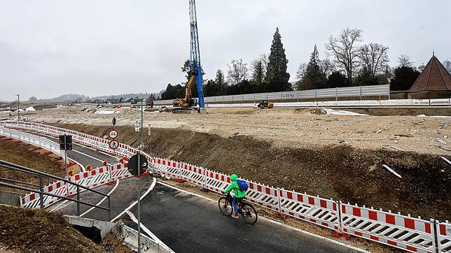 Eine Baumaschine mit Bohraufsatz treibt vor Hegne Schläuche in das Baufeld für den Tunnel Hegne.