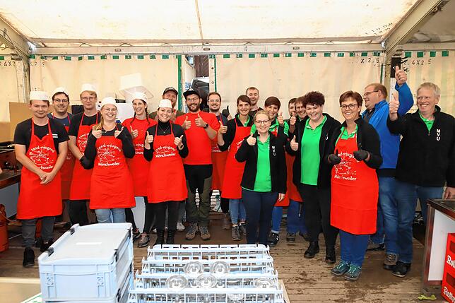 So viele Helfer braucht es für eine Schicht im Küchenbereich und an der Theke im großen Festzelt beim Nordstetter Dorffest.