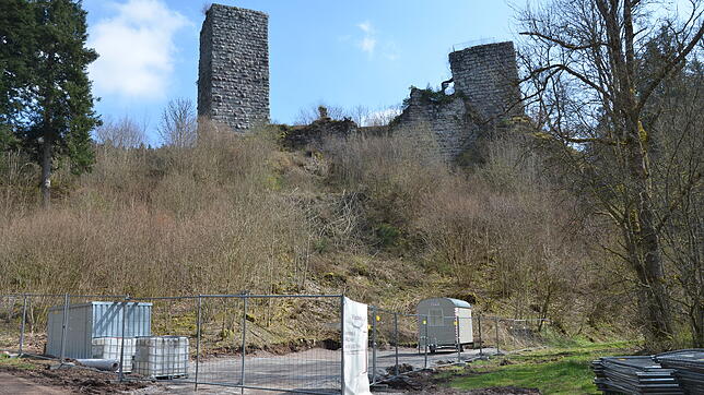 Der Platz für die Baustelleneinrichtung und die Kranstellfläche sind gerichtet. Als Nächstes wird der Ostturm der Ruine Roggenbach ...