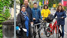 Hier darf der Fußweg auch von Radfahrern genutzt werden &ndash; muss aber nicht. Die Brüstung der Brücke ist allerdings noch nicht hoch ...