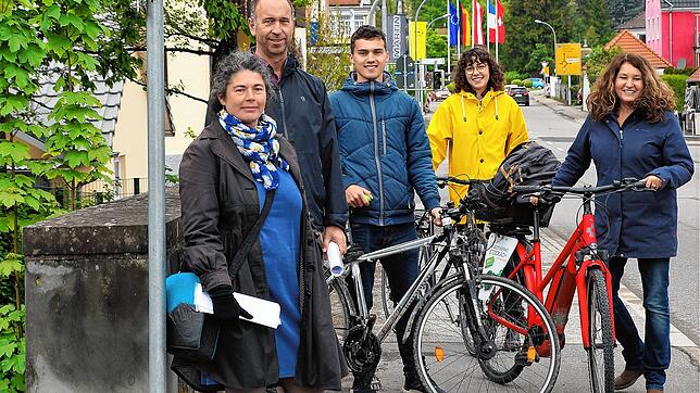 Hier darf der Fußweg auch von Radfahrern genutzt werden &ndash; muss aber nicht. Die Brüstung der Brücke ist allerdings noch nicht hoch ...