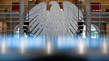 Der Bundesadler im Deutschen Bundestag in Berlin &ndash; das Vertrauen in staatliche Institutionen schwindet.