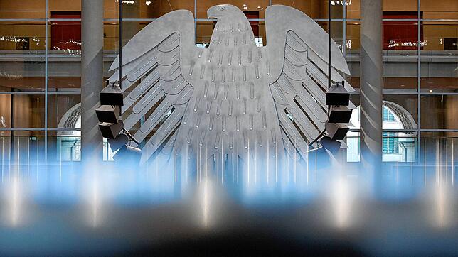 Der Bundesadler im Deutschen Bundestag in Berlin &ndash; das Vertrauen in staatliche Institutionen schwindet.