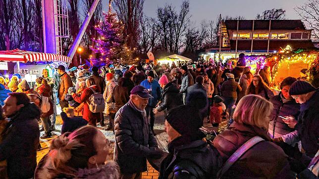 Bei der Premiere gut besucht: Der erste Weihnachtsmarkt am Hafen in Moos.