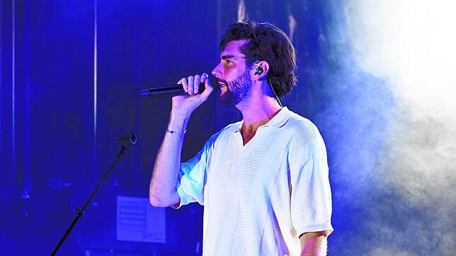 Alvaro Soler begeistert die Besucher am Seeufer.
