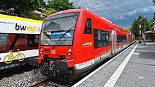 Zwei Züge an der Station Überlingen Therme. Dass sie rechtzeitig und mit der bestellten Kapazität auf der Bodenseegürtelbahn unterwegs ...
