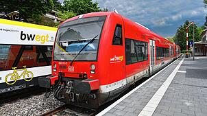 Zwei Züge an der Station Überlingen Therme. Dass sie rechtzeitig und mit der bestellten Kapazität auf der Bodenseegürtelbahn unterwegs ...