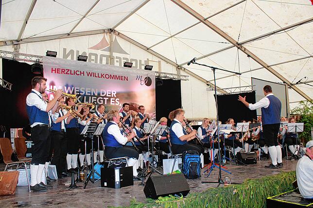 Nach der Verbandsseniorenkapelle und vor der Partynacht mit der Froschenkapelle Radolfzell unterhält der Musikverein Beuren an der Aach ...